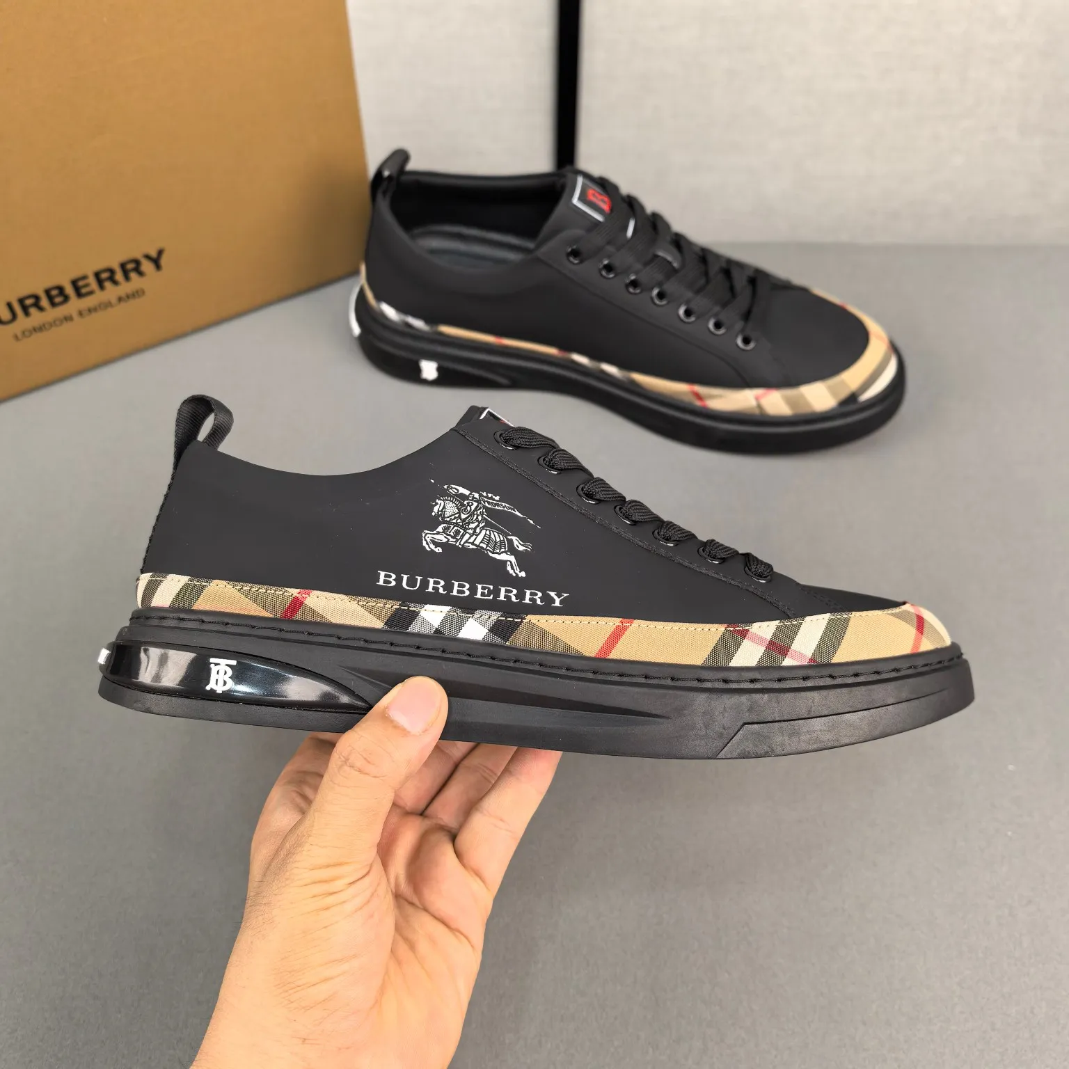 Burberry [Burberry] men's shoes 💰400💰. Fashionable sports and casual shoes, the upper is made of first-layer cowhide with plaid material, first-layer pigskin lining, and rubber outsole. Men's size 38-44.